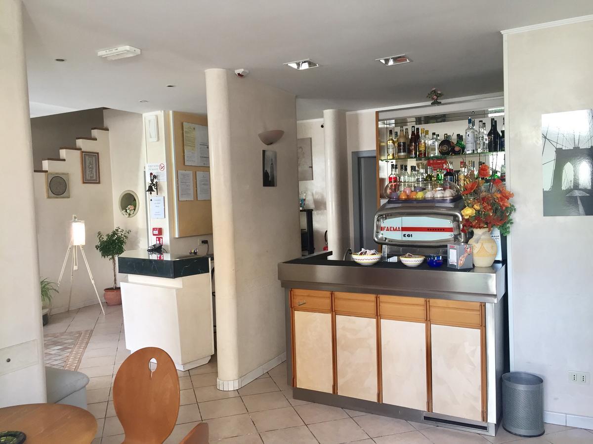 Hotel Monti Риччоне Экстерьер фото