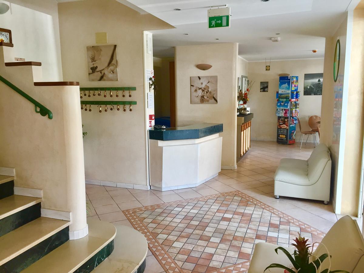 Hotel Monti Риччоне Экстерьер фото