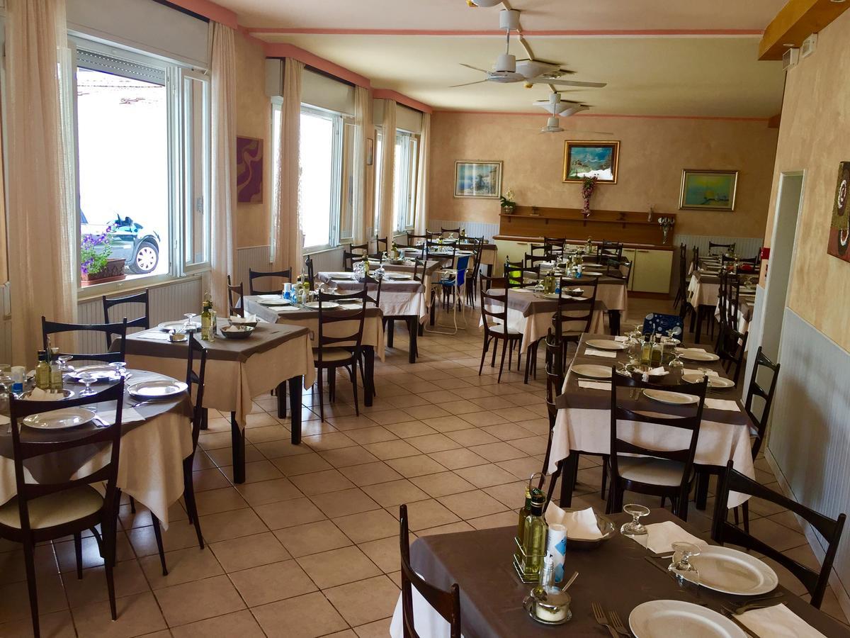 Hotel Monti Риччоне Экстерьер фото