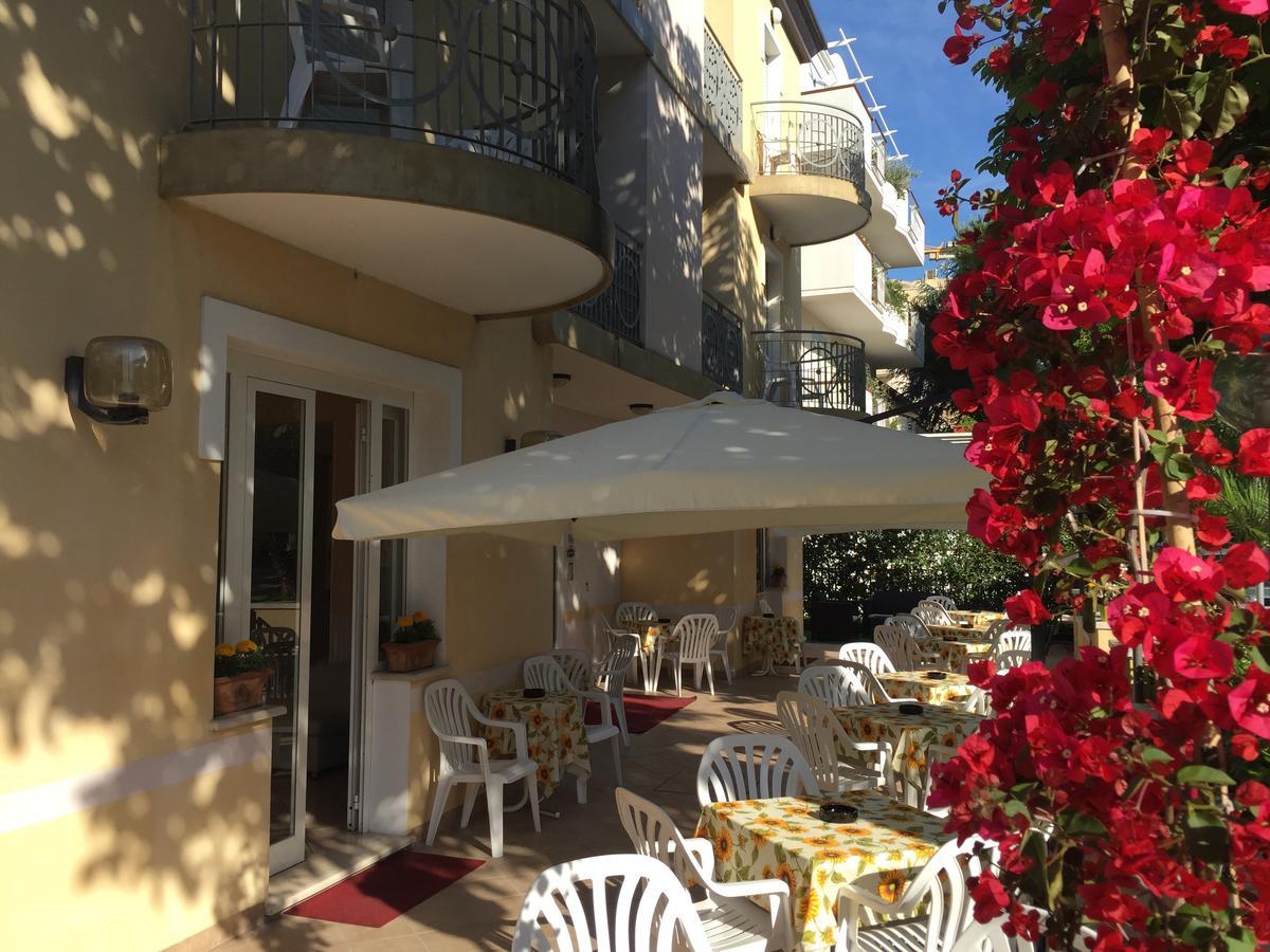 Hotel Monti Риччоне Экстерьер фото