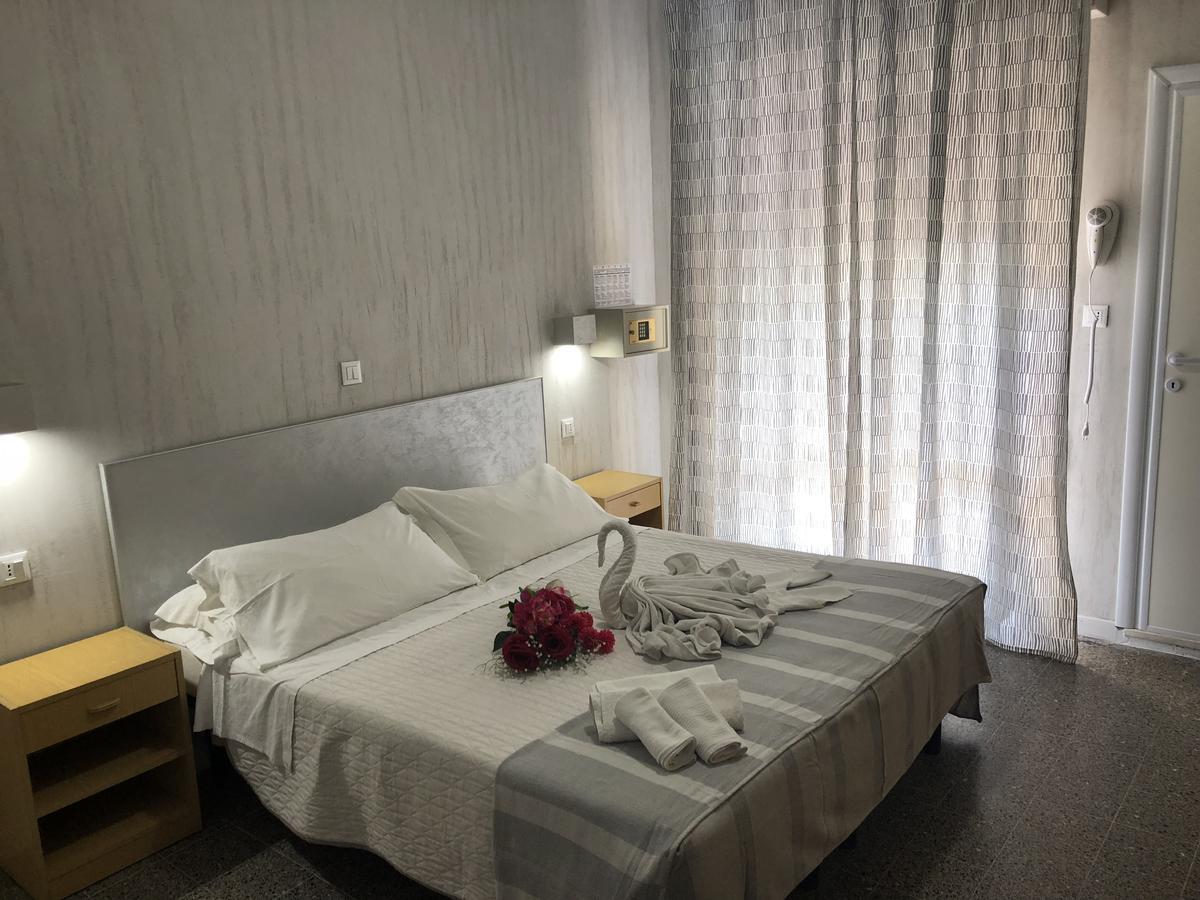 Hotel Monti Риччоне Экстерьер фото