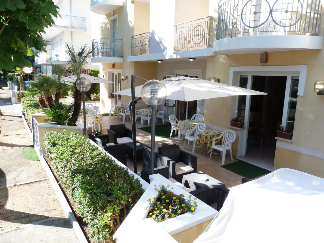 Hotel Monti Риччоне Экстерьер фото
