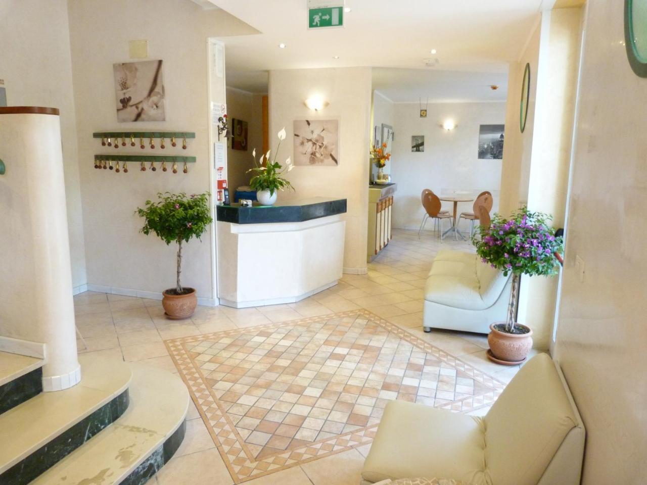 Hotel Monti Риччоне Экстерьер фото